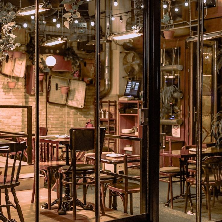 Casual restaurant with booth seating